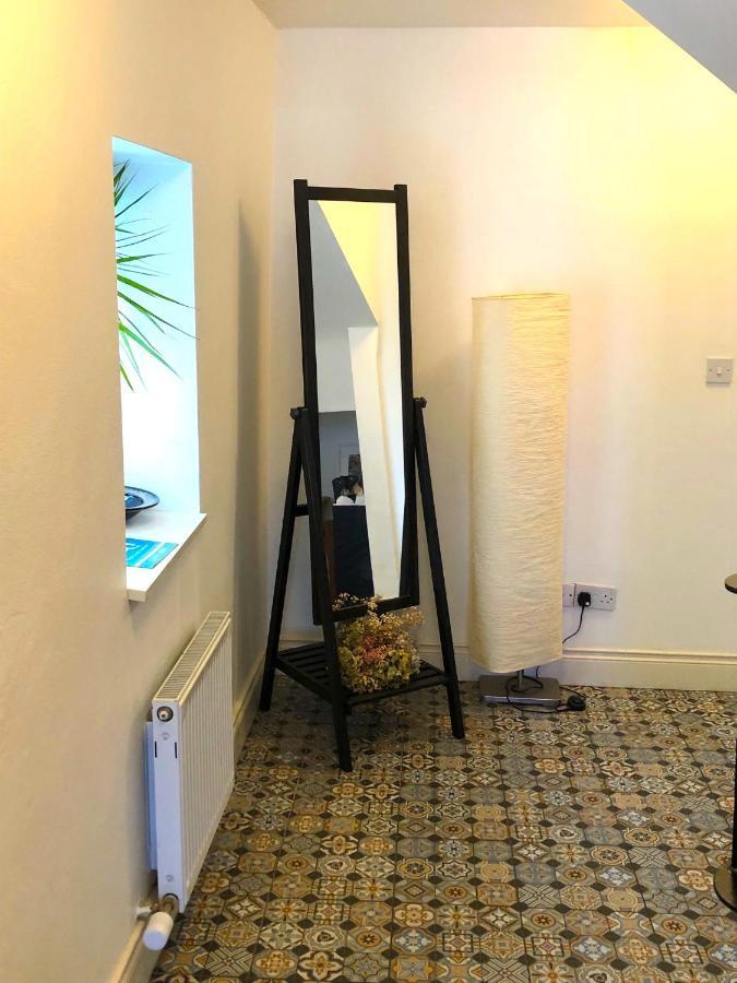 Bed and Breakfast Dingle Garden Townhouse Екстер'єр фото A floor standing mirror