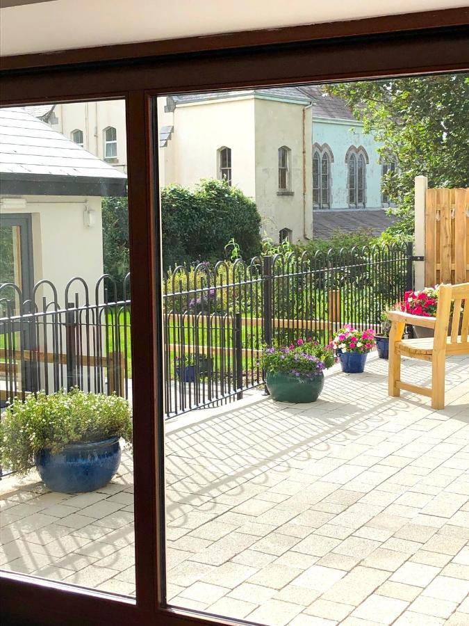 Bed and Breakfast Dingle Garden Townhouse Екстер'єр фото The garden of the former home of the 11th Duke of Grafton