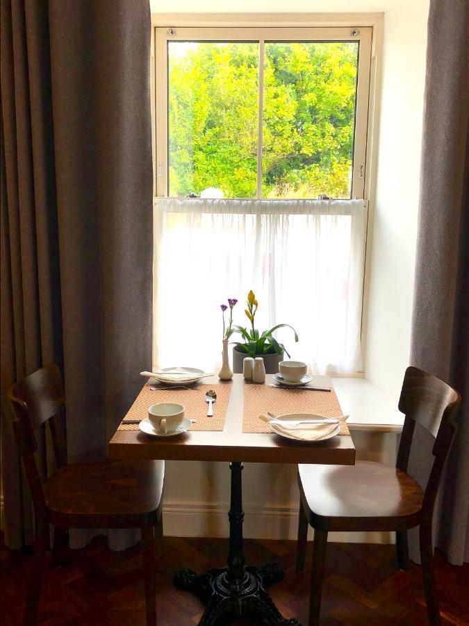 Bed and Breakfast Dingle Garden Townhouse Екстер'єр фото A table set for breakfast