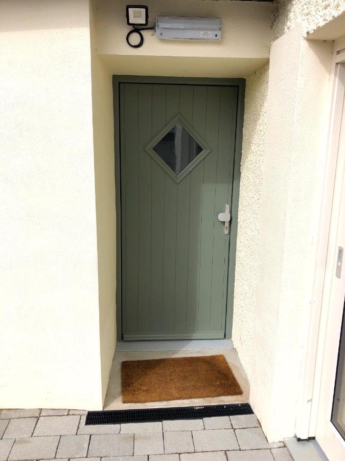 Bed and Breakfast Dingle Garden Townhouse Екстер'єр фото A composite door