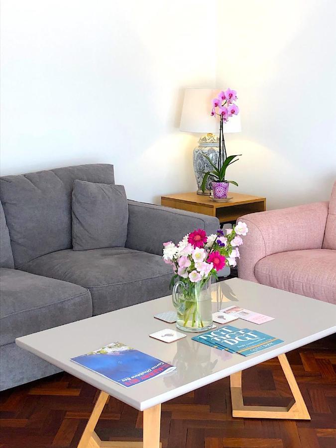 Bed and Breakfast Dingle Garden Townhouse Екстер'єр фото A living room with a coffee table