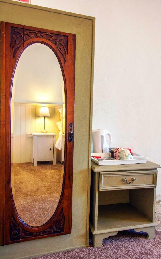 Bed and Breakfast Dingle Garden Townhouse Екстер'єр фото A room at the hotel