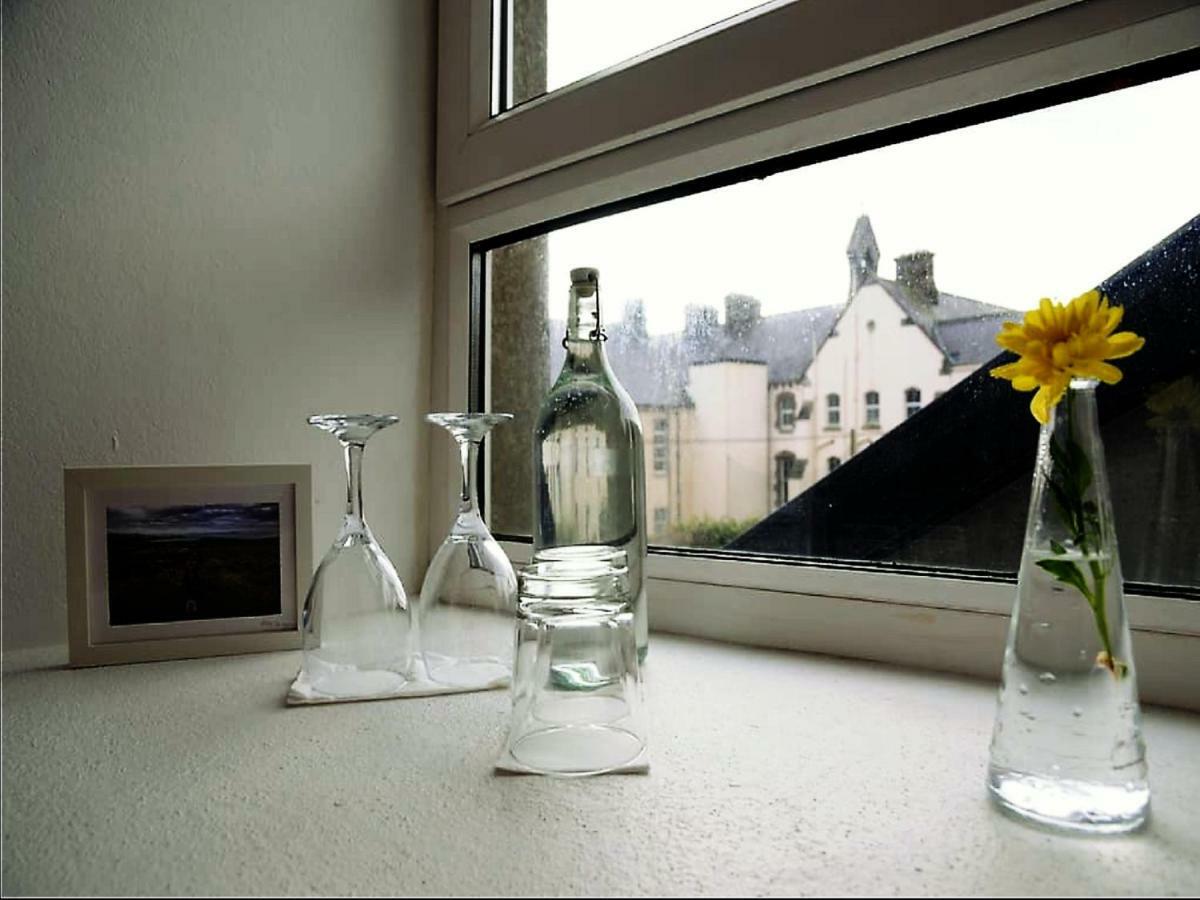 Bed and Breakfast Dingle Garden Townhouse Екстер'єр фото A windowsill