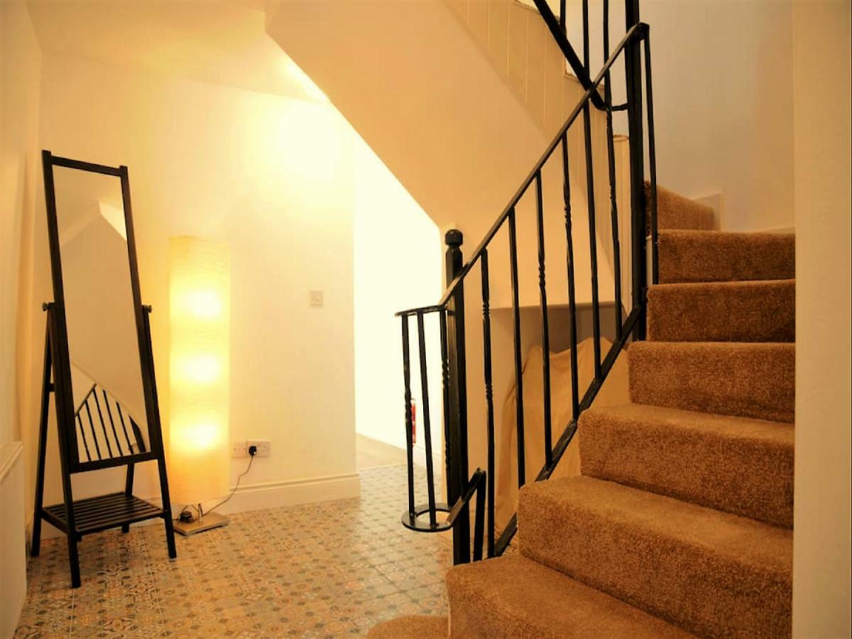Bed and Breakfast Dingle Garden Townhouse Екстер'єр фото A staircase with a handrail