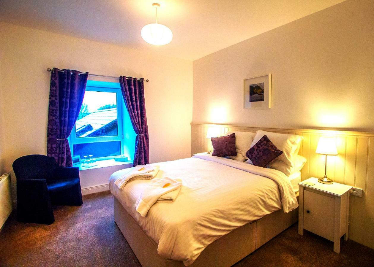 Bed and Breakfast Dingle Garden Townhouse Екстер'єр фото A bedroom at the Old Post Office