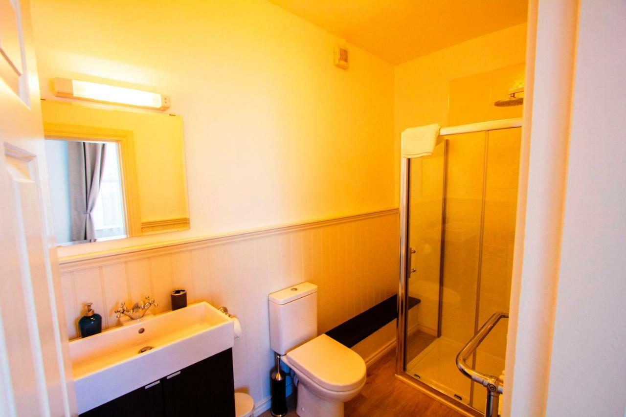 Bed and Breakfast Dingle Garden Townhouse Екстер'єр фото A typical bathroom in a student house