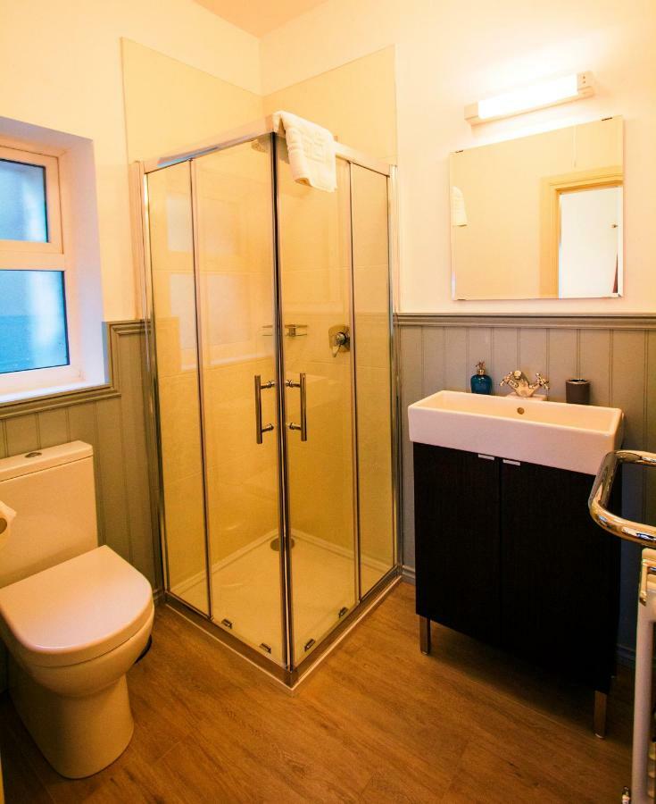 Bed and Breakfast Dingle Garden Townhouse Екстер'єр фото A shower enclosure